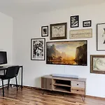 Inikama: Designer Im Gruenen - Netflix Rosengarten (Lower-Saxony)