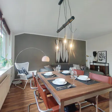 Inikama: Designer Im Gruenen - Netflix Rosengarten (Lower-Saxony)