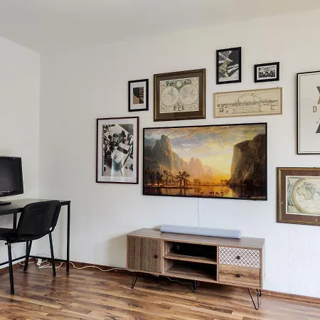 Inikama: Designer Im Gruenen - Netflix Rosengarten (Lower-Saxony)