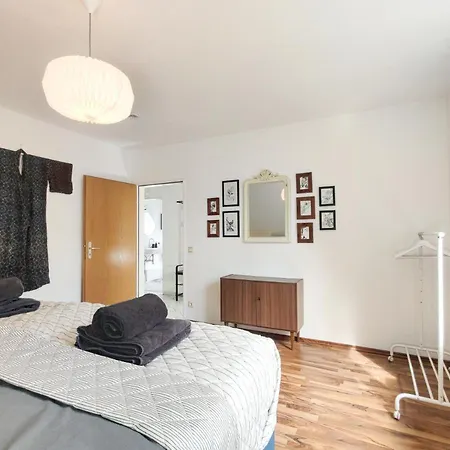 Inikama: Designer Im Gruenen - Netflix Apartment Rosengarten (Lower-Saxony)