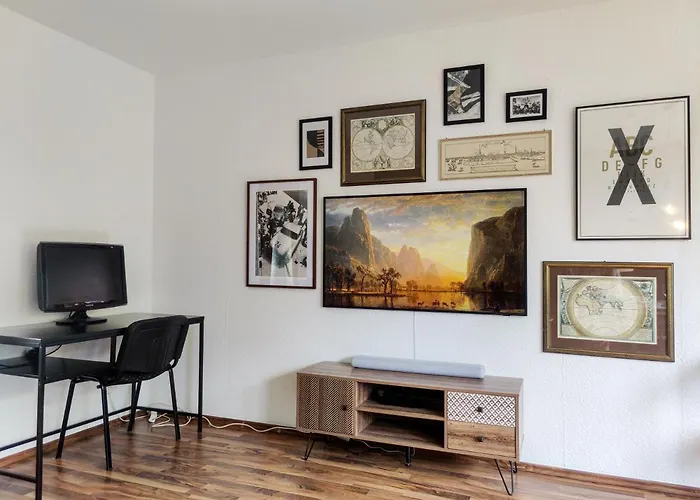 Inikama: Designer Im Gruenen - Netflix Rosengarten (Lower-Saxony)